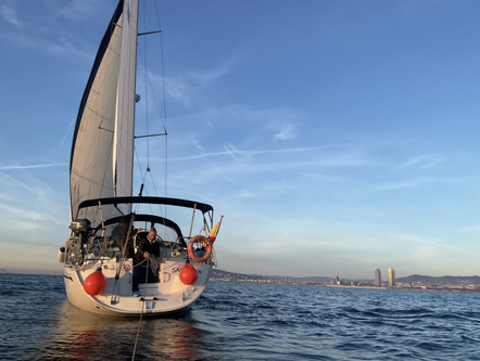 Up to 7 persons can enjoy a ride on this Bavaria boat