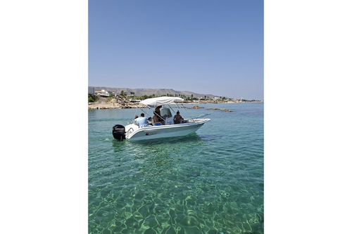 This 19.0' Gabry Marino cand take up to 6 passengers around Avola