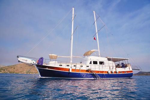 This 72.0' Custom cand take up to 10 passengers around Bozburun