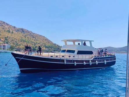 75.0 feet Custom in great shape
