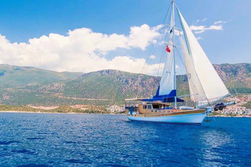 This 66.0' Custom cand take up to 8 passengers around Kas
