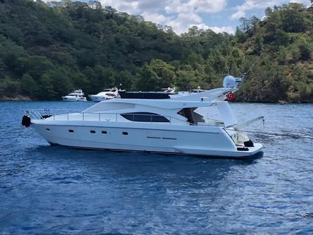 This 59.0' Custom cand take up to 12 passengers around Antalya