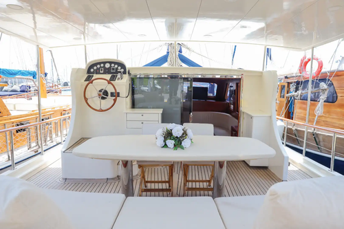 This 59.0' Custom cand take up to 6 passengers around Bodrum
