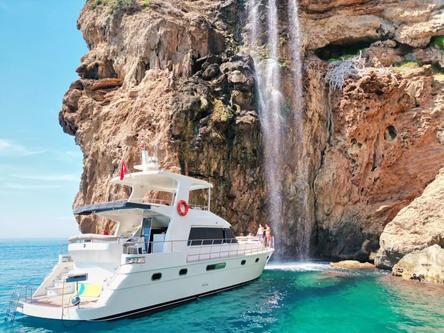 Up to 18 persons can enjoy a ride on this Gulet boat