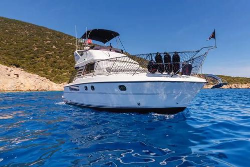 Up to 6 persons can enjoy a ride on this Gulet boat