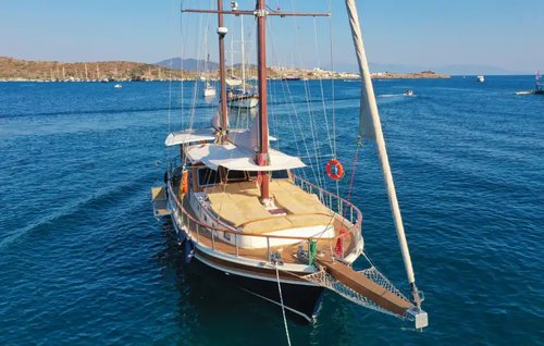 This 56.0' Custom cand take up to 8 passengers around Bodrum