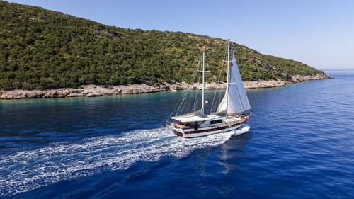 This 92.0' Custom cand take up to 12 passengers around Bodrum