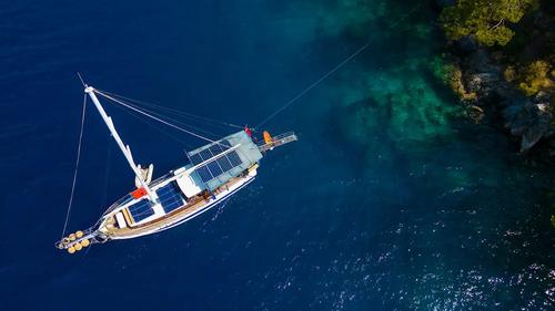 Up to 6 persons can enjoy a ride on this Gulet boat