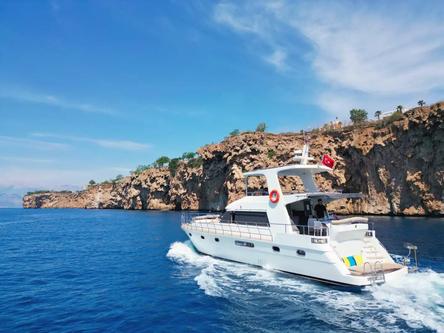 This 64.0' Custom cand take up to 18 passengers around Antalya