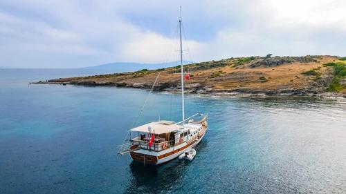 This 59.0' Custom cand take up to 6 passengers around Bodrum