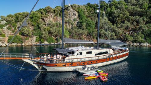 Up to 14 persons can enjoy a ride on this Gulet boat