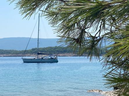 Discover Split region surroundings on this Bavaria 2004 boat