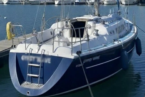 Up to 4 persons can enjoy a ride on this Motorsailer boat