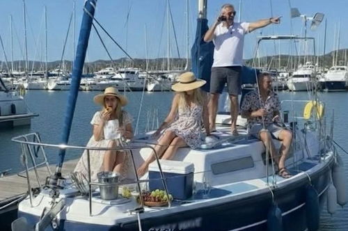 This 12.32' Dofour cand take up to 4 passengers around Lisboa