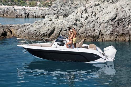 This 24.3' Ranieri International cand take up to 7 passengers around Cala D`Or