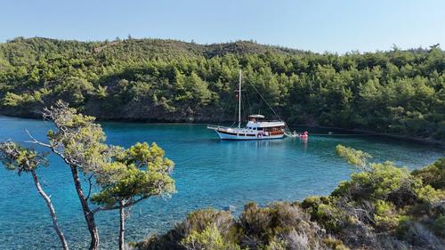 Up to 12 persons can enjoy a ride on this Gulet boat
