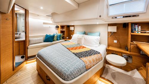 Up to 6 persons can enjoy a ride on this Jeanneau boat