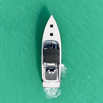 This 40.0' VanDutch cand take up to 10 passengers around Miami Beach