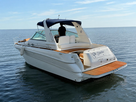 This 35.0' Sundance cand take up to 13 passengers around Miami