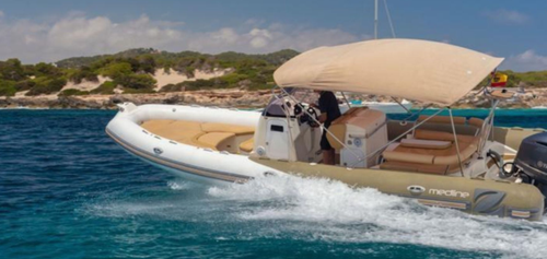 This 24.0' Custom cand take up to 12 passengers around Alcúdia