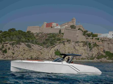 This 40.0' Frauscher cand take up to 11 passengers around Eivissa