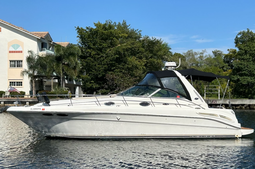 Up to 13 persons can enjoy a ride on this Sea Ray boat