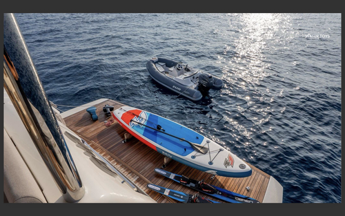 This 67.0' Absolute Yachts cand take up to 7 passengers around Cannes