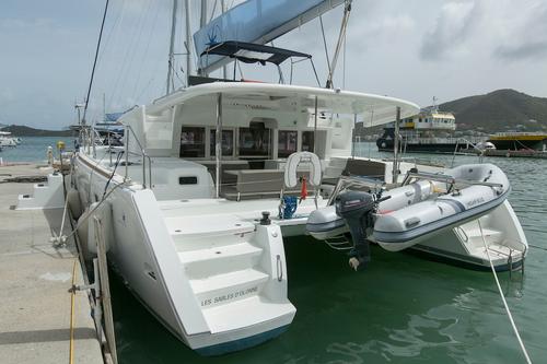 This 45.0' Lagoon cand take up to 12 passengers around Road Town