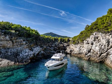 This 43.0' Jeanneau cand take up to 12 passengers around Dubrovnik