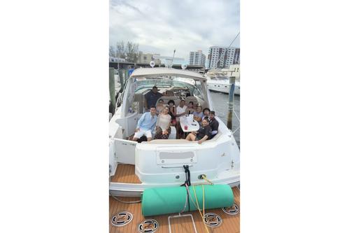 Discover Miami surroundings on this Sundance 38 sea ray boat