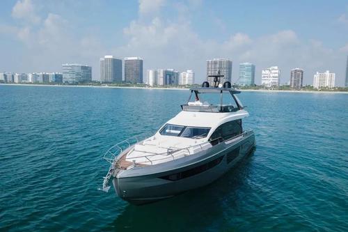 This 68.0' Azimut cand take up to 8 passengers around Miami Beach