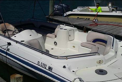 This 20.0' Hurricane cand take up to 8 passengers around Islamorada