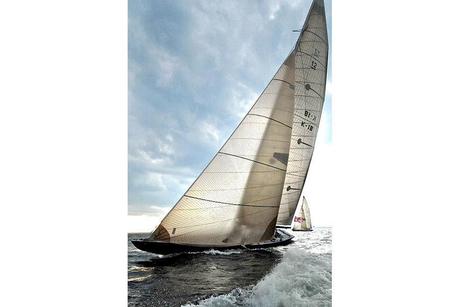 Discover Greenwich surroundings on this 12 Meter Ian Howlett boat