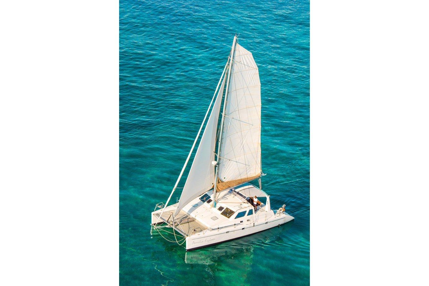 This 45.0' Custom cand take up to 35 passengers around Cancun